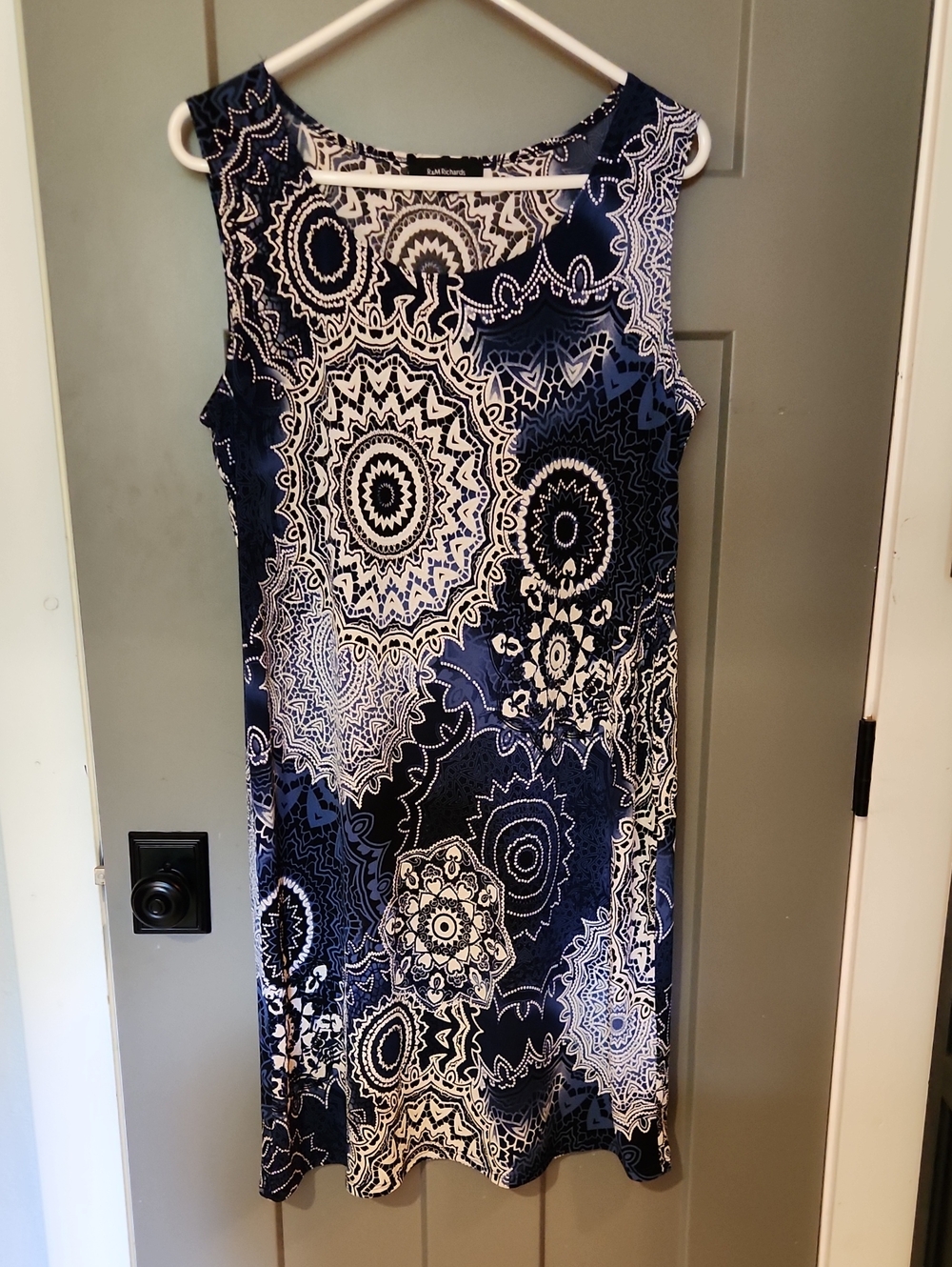 NEW R&M Richards sleeveless shift dress. bold blue and white circular